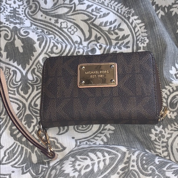Michael kors wristlet brown